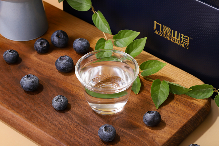 九鑫山珍500毫升42度野生藍莓蒸餾酒（藍瓷）2.jpg